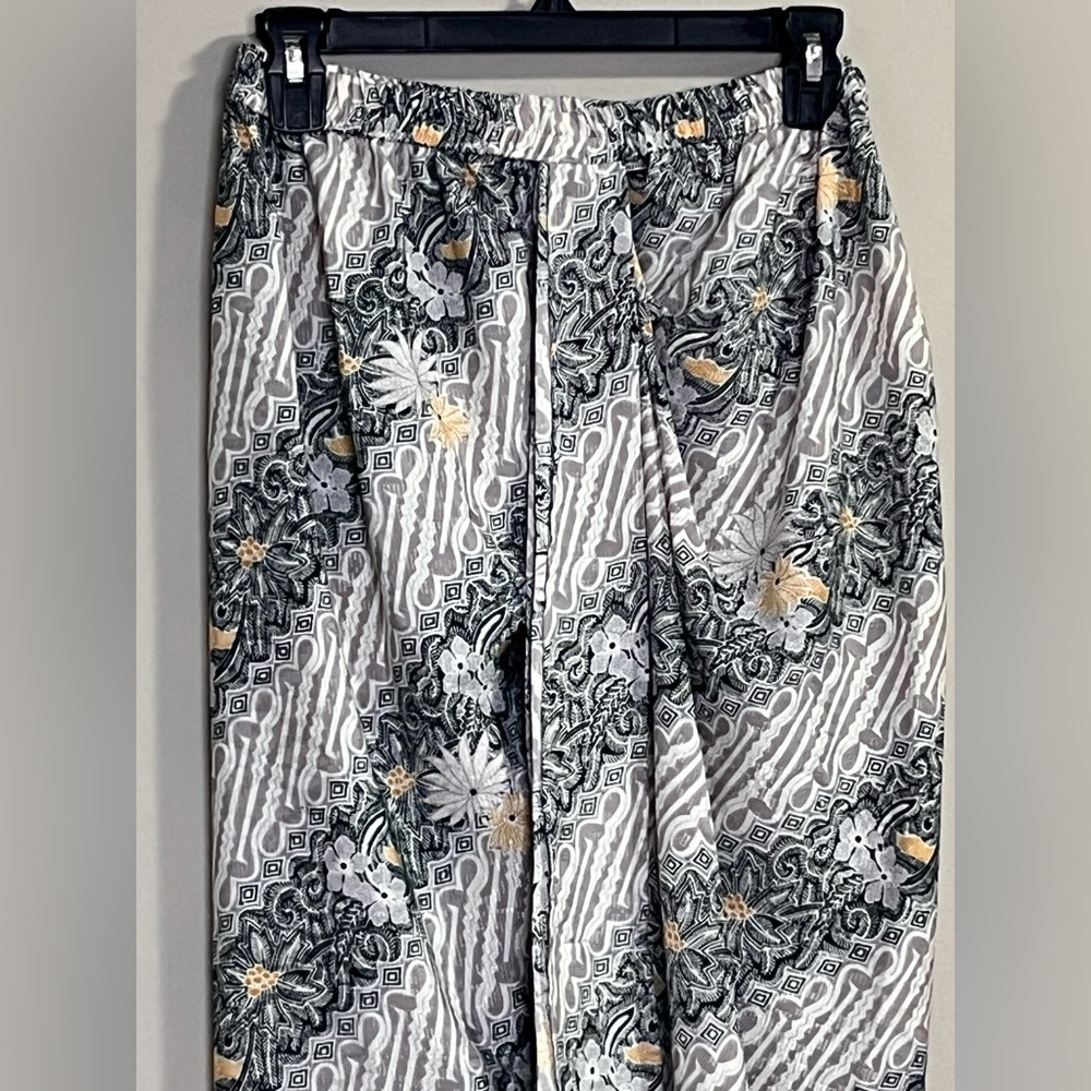 NWOT Cynthia Toung Gray flora skirt or sarong size medium - Picture 2 of 9